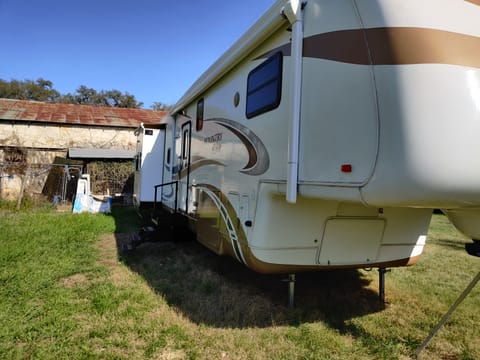 2007 Newmar Kountry Aire 37SBRE Towable trailer in Wimberley