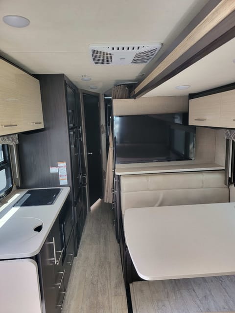 "Glam like New" 2021 Thor Axis. Free Parking Véhicule routier in Ventura