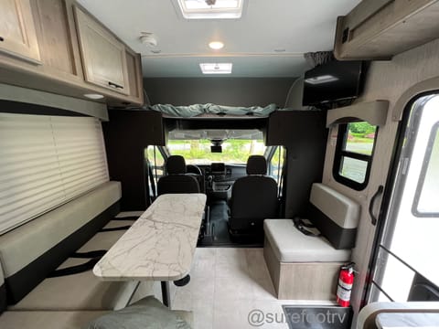 "Surefoot" - RV For All Weather Adventures (AWD) Véhicule routier in Fall City