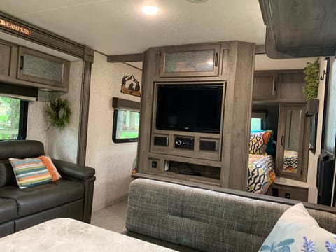 2020 Coachmen Apex Ultra-Lite 251RBK w/2 AC’s Towable trailer in Kingwood