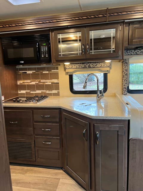 2018 Thor Motor Coach Four Winds 31W Drivable vehicle in Menomonee Falls