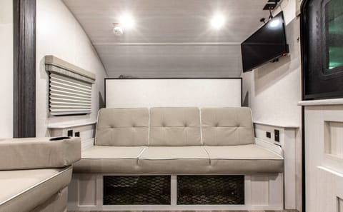 Jake and Nicole's Swanky Switchback Suite! Tráiler remolcable in Cedar Hills