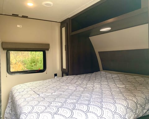 Camp in luxury! Sleeps 6 - 9 Ziehbarer Anhänger in Gray