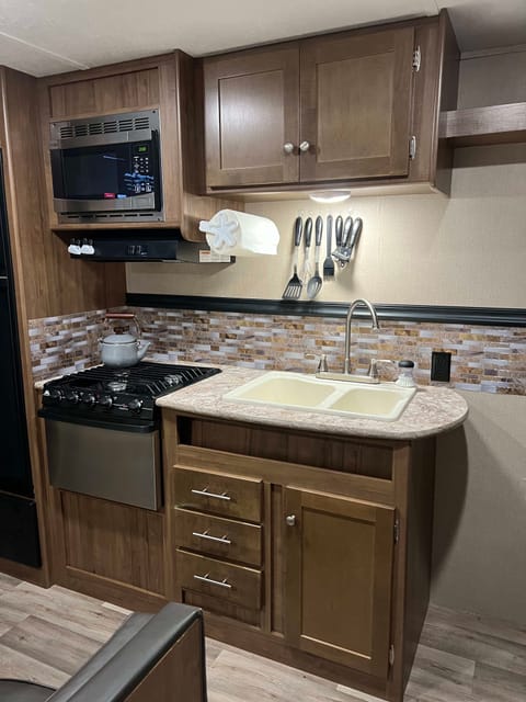 2018 Dutchmen RV Aspen Trail *Kid & Pup Approved* Towable trailer in Richmond Hill