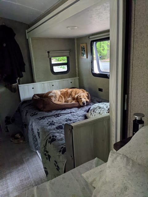 Spacious Camper w/Bunks, Pet Friendly Towable trailer in Acworth