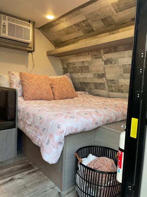 2022 Dutchmen RV Coleman Lantern LT Series 17B Towable trailer in Compton