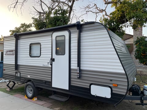 2022 Dutchmen RV Coleman Lantern LT Series 17B Towable trailer in Compton