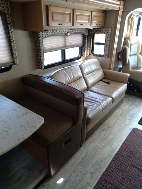 2016 Thor Motor Coach Hurricane 31S Drivable vehicle in Seattle