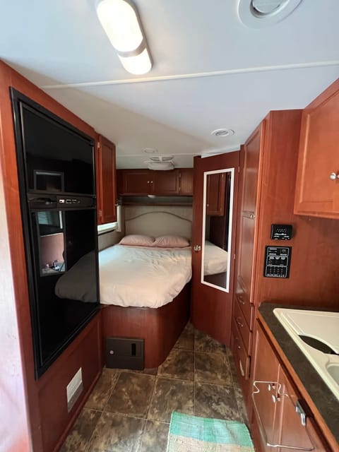 2014 Winnebago Minnie Winnie 25B Drivable vehicle in Leesville