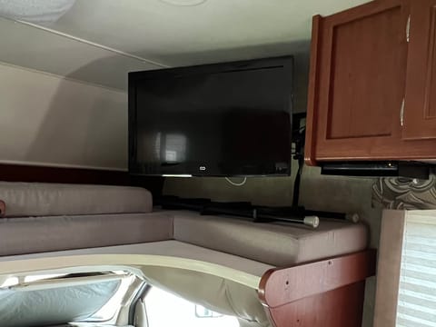 2014 Winnebago Minnie Winnie 25B Drivable vehicle in Leesville