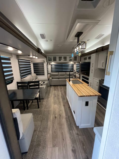 Luxury Camper w/2bedrooms and a loft Towable trailer in Davenport