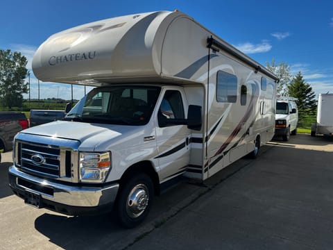 2016 Thor Motor Coach Chateau 31E Bunkhouse Drivable vehicle in Sioux Falls