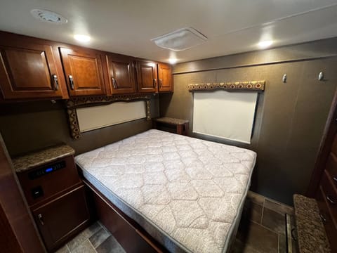 2016 Thor Motor Coach Chateau 31E Bunkhouse Drivable vehicle in Sioux Falls