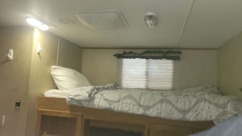 2013 EverGreen RV Ever-Lite 31RBH Towable trailer in Huntsville