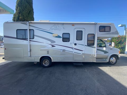 2006 Forest River RV, Pet Friendly & Low Mileage Drivable vehicle in Eastvale
