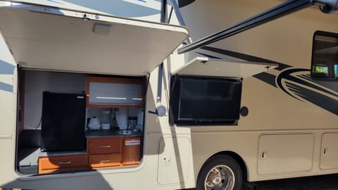 Fun and easy to drive 2018 Winnebago Vista 29VE Drivable vehicle in Vista