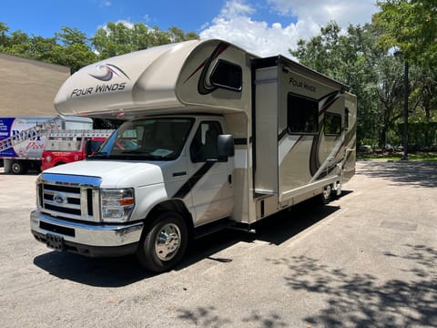 2020 Thor Motor Coach Four Winds 28Z Drivable vehicle in Coral Springs