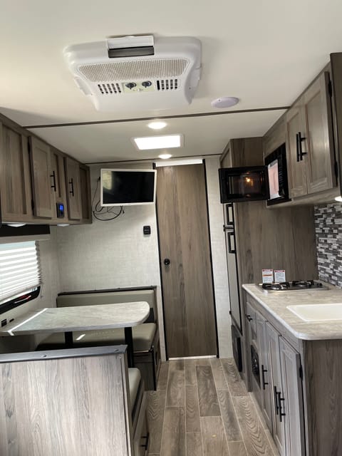 2021 Gulf Stream - 19 ‘ - 2 Beds - Fully delivered Towable trailer in Yucaipa