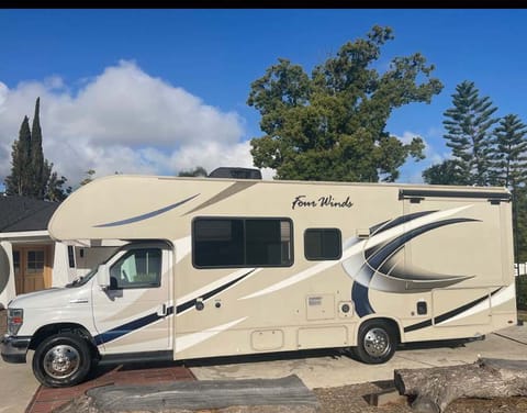 Available Now!Family Friendly!Thor Four Winds 26B Drivable vehicle in Yorba Linda