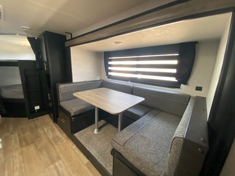 2022 Forest River RV Cherokee Grey Wolf 23DBH Tráiler remolcable in Huntington Beach
