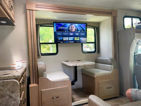 2020 Thor Motor Coach Chateau 24DS Drivable vehicle in Modesto