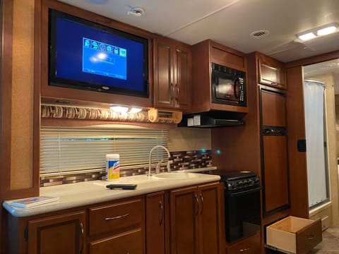 2014 Thor Motor Coach ACE Ruko TV free internet Drivable vehicle in Severna Park