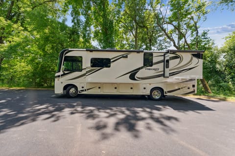 RV Henrietta - she's brand new and a beauty Drivable vehicle in Oaks