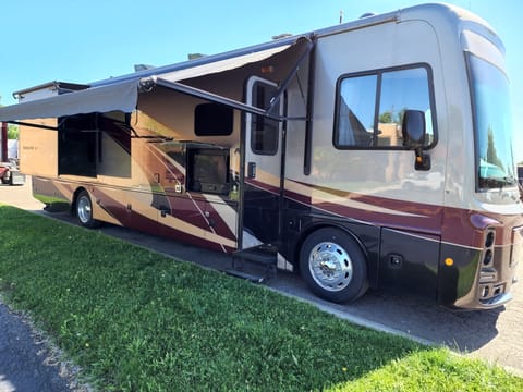 2018 Holiday Rambler Navigator XE 36U Drivable vehicle in Bartlett