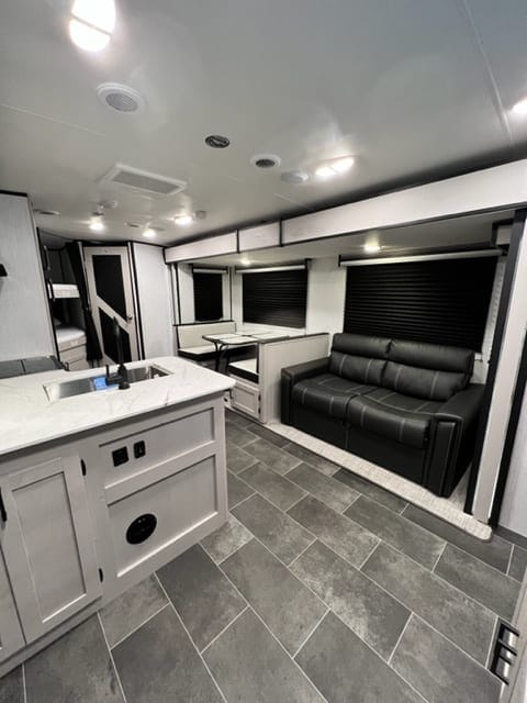 2022 Heartland Mallard 26 with King Bed Towable trailer in Homestead