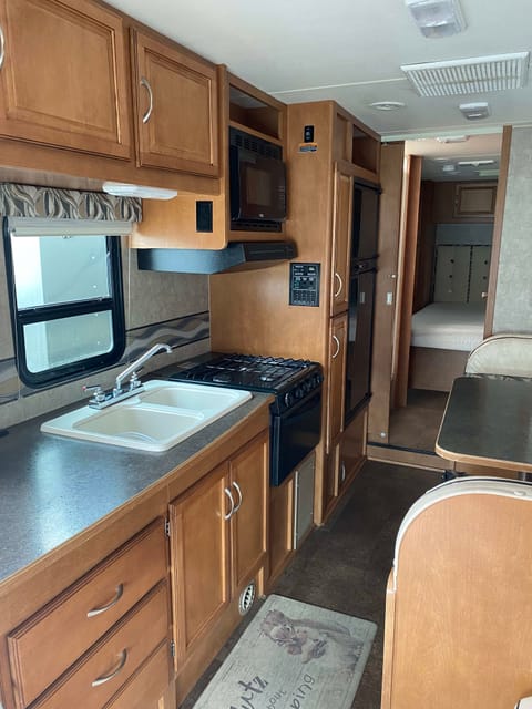 2016 Winnebago Minnie Winnie 31K Drivable vehicle in Oxnard