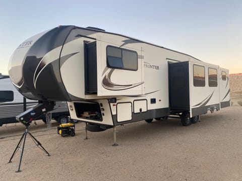 Keystone Sprinter Bunkhouse Gooseneck 5th Wheel Towable trailer in Palmdale