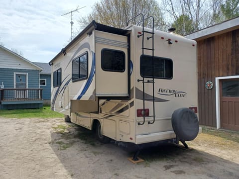 Shirley's SS Minnow Class C Thor Freedom Elite Véhicule routier in Hollywood