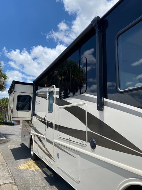 2019 Fleetwood RV Flair 32S Drivable vehicle in Kissimmee