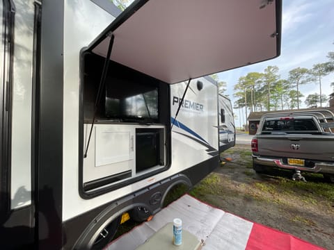 2021 Keystone RV Premier Ultra Lite 34BIPR Towable trailer in Dover