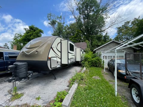 2015 Forest River RV Surveyor 32RLTS Towable trailer in Glen Burnie