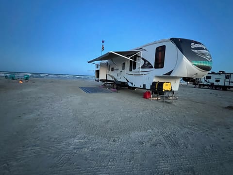 42ft, sleeps 12, fully stocked! Twisted Coastal RV Towable trailer in Aransas Pass