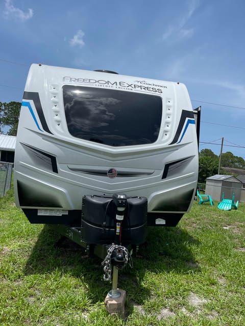 2022 Coachmen RV Freedom Express Liberty 324RLDSLE Towable trailer in Palm Bay