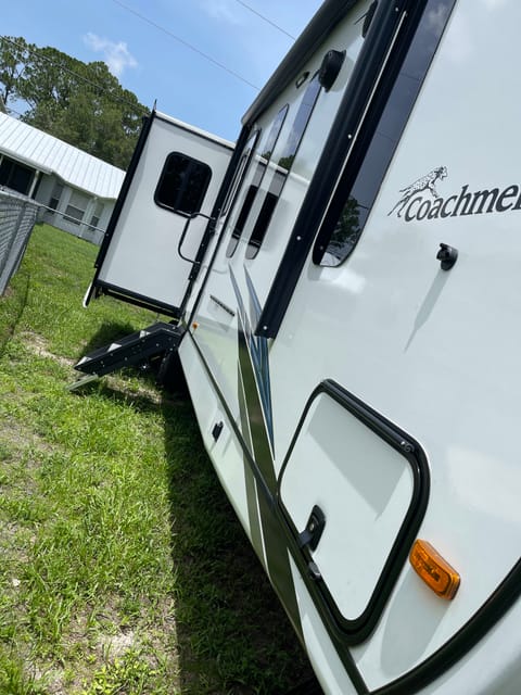 2022 Coachmen RV Freedom Express Liberty 324RLDSLE Towable trailer in Palm Bay