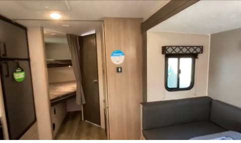 2020 Coachmen RV Freedom Express Ultra Lite 257BHS Towable trailer in Marquette