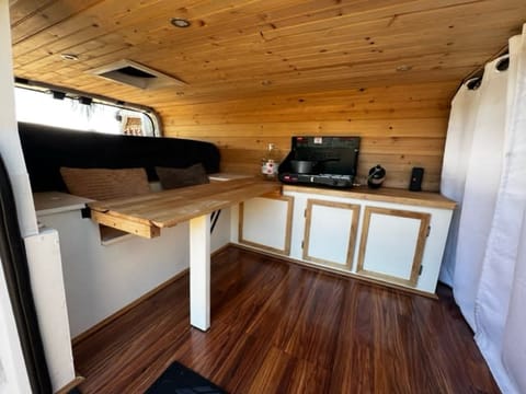 2016 Upgraded Conv Camper Van Ford +NEWCamper Top Cámper in Kahului