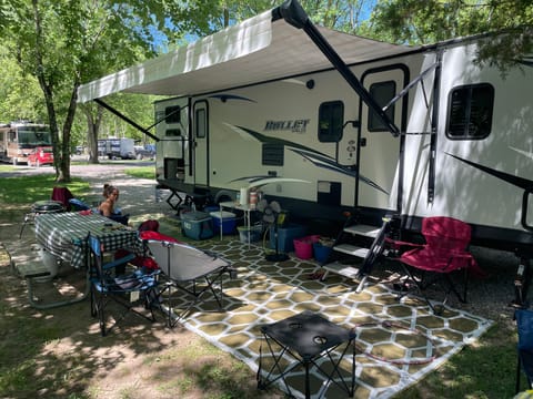 Spacious- RV that sleeps 12 with Bunkhouse!! Towable trailer in Saint Charles