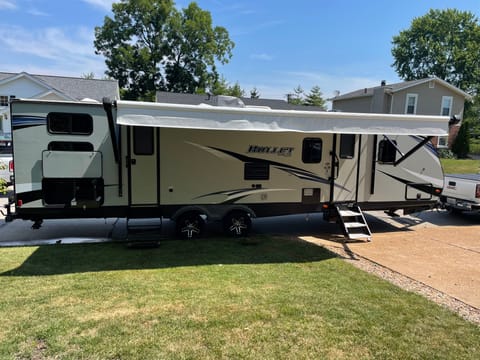 Spacious- RV that sleeps 12 with Bunkhouse!! Towable trailer in Saint Charles