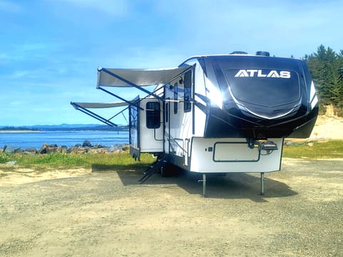 Coastal Couples Dutchmen Atlas Fifth Wheel Towable trailer in Coos Bay