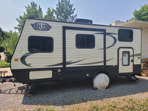 2018 Viking Ultra-Lite 17BHS Towable trailer in Longmont