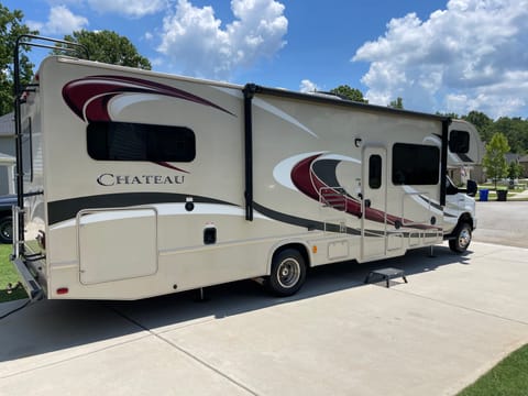 Our 31’ Class C Bunkhouse Family Retreat Drivable vehicle in Newnan