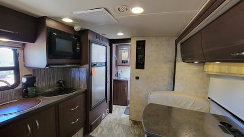 Amazing RV for the family:  Itasca Navion 24M Drivable vehicle in Angels Camp