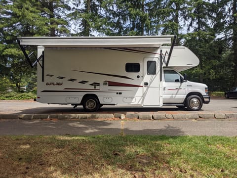 Kid & Pet Friendly Modern Class C 2019 Winnebago Drivable vehicle in Lynnwood