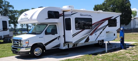 2022 Thor Motor Coach Quantum SE SE27 Ford Drivable vehicle in Seminole