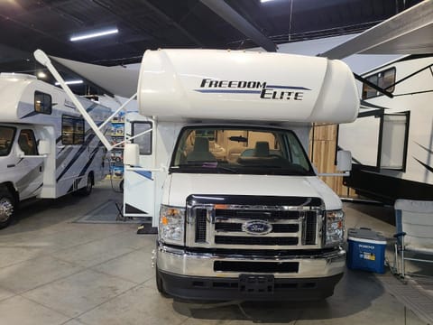 2022 Thor Motor Coach Freedom Elite - Low miles Drivable vehicle in Bluffton