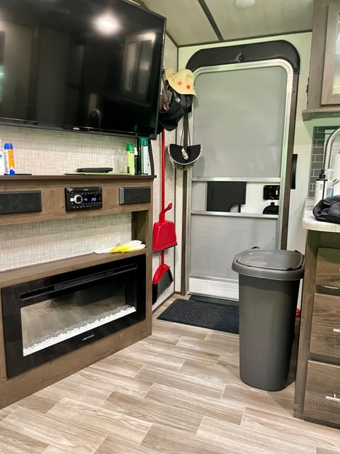 Pet Friendly and Kid Approved Spacious Camper Towable trailer in Bloomington